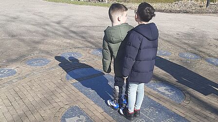 Twee kinderen op de zonnewijzer